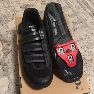 Pearl Izumi Black Women’s cycling/spin shoes with delta look cleats included!